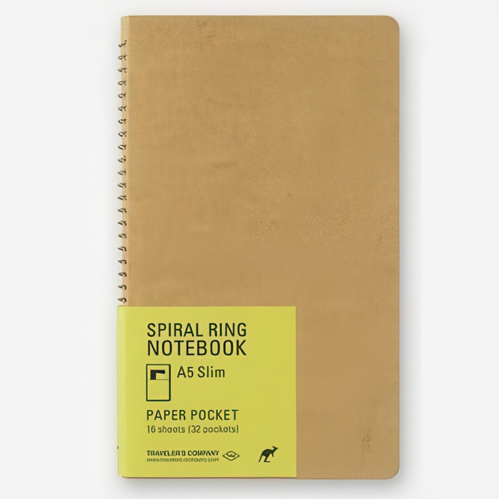 Anteckningsbok med fickor, SPIRAL PAPER POCKET A5 SLIM, Traveler\'s Comapany, Natur i gruppen Förvaring / Kontorsmaterial hos SmartaSaker.se (40006)