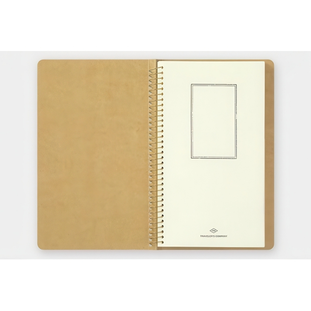 Anteckningsbok med fickor, SPIRAL PAPER POCKET A5 SLIM, Traveler\'s Comapany, Natur i gruppen Förvaring / Kontorsmaterial hos SmartaSaker.se (40006)