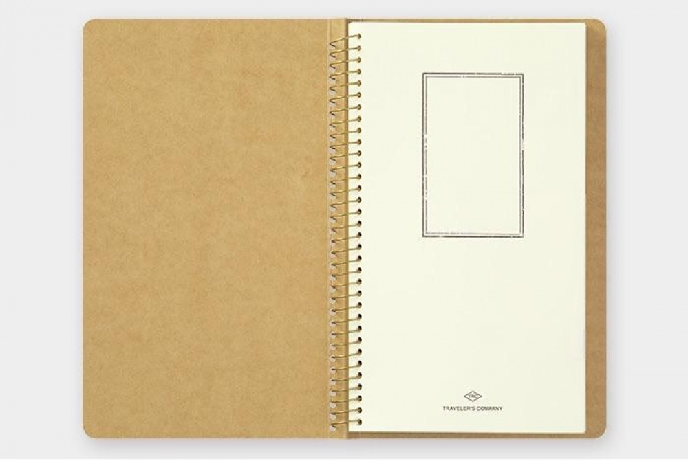Anteckningsbok med fickor, SPIRAL PAPER POCKET A6 SLIM, Traveler\'s Comapany, Natur i gruppen Förvaring / Kontorsmaterial hos SmartaSaker.se (40007)