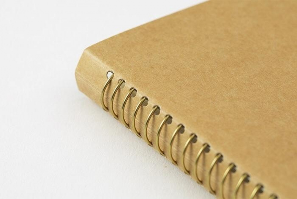 Anteckningsbok med fickor, SPIRAL PAPER POCKET B6, Horisontal, Traveler\'s Comapany, Natur i gruppen Förvaring / Kontorsmaterial hos SmartaSaker.se (40008)
