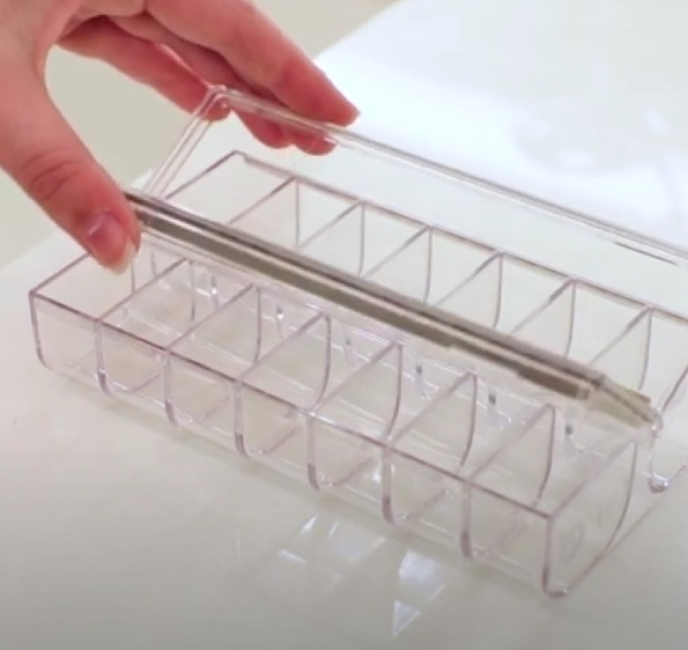 Ask för medicin med 14 fack, THE HOME EDIT PILL ORGANIZER, Transparent i gruppen Förvaring / Badrumsförvaring hos SmartaSaker.se (40028)