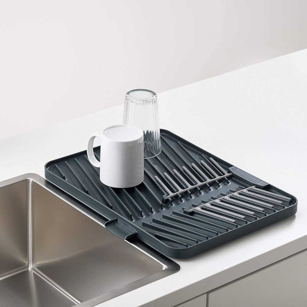 Avriningsbricka med tallrikställ, FLIP-UP, Joseph Joseph, 40 x 32 cm, Mörkgrå i gruppen Förvaring / Köksförvaring / Diskställ och diskbänk hos SmartaSaker.se (40064)