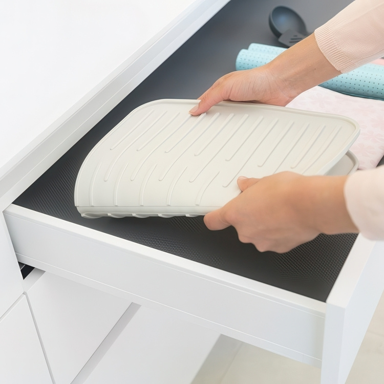 Avrinningsbricka i silikon, BRABANTIA DRYING MAT, 44 x 32,5 cm i gruppen Förvaring / Köksförvaring / Diskställ och diskbänk hos SmartaSaker.se (40067)