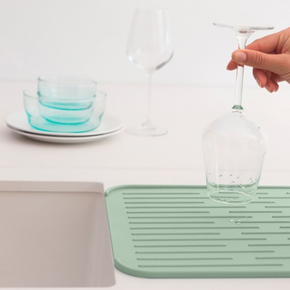 Avrinningsbricka i silikon, BRABANTIA DRYING MAT, 44 x 32,5 cm, Ljusgrön i gruppen Förvaring / Köksförvaring / Diskställ och diskbänk hos SmartaSaker.se (40068)