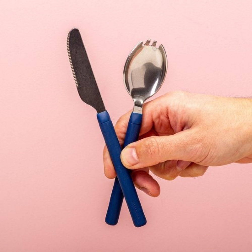 Bestick i fodral, SPORK & KNIFE SET, Kikkerland, Marinblå i gruppen Förvaring / Köksförvaring / Matlådor hos SmartaSaker.se (40099)
