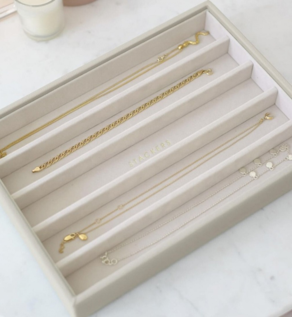 Bricka för halsband, 5 fack, CLASSIC STACKERS, 25 x 18 x H 3,7 cm, Oatmeal i gruppen Förvaring / Sovrumsförvaring / Smyckesförvaring hos SmartaSaker.se (40240)