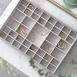 Bricka för smycken, 41 fack, Stort, SUPERSIZE STACKERS, 36 x 25 x H 4 cm, Pebble Grey Bricka för smycken, 41 fack, Stort, SUPERSIZE STACKERS, 36 x 25 x H 4 cm, Pebble Grey
