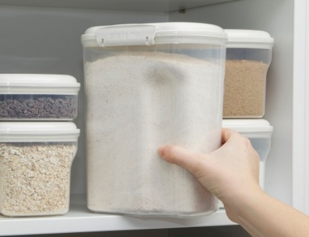 Burk för mjöl, gryn mm, 3,35 L, Med skopa, BAKE IT, Transparent / Vit i gruppen Förvaring / Köksförvaring / Förvaringslådor och burkar / Sistema hos SmartaSaker.se (40273)