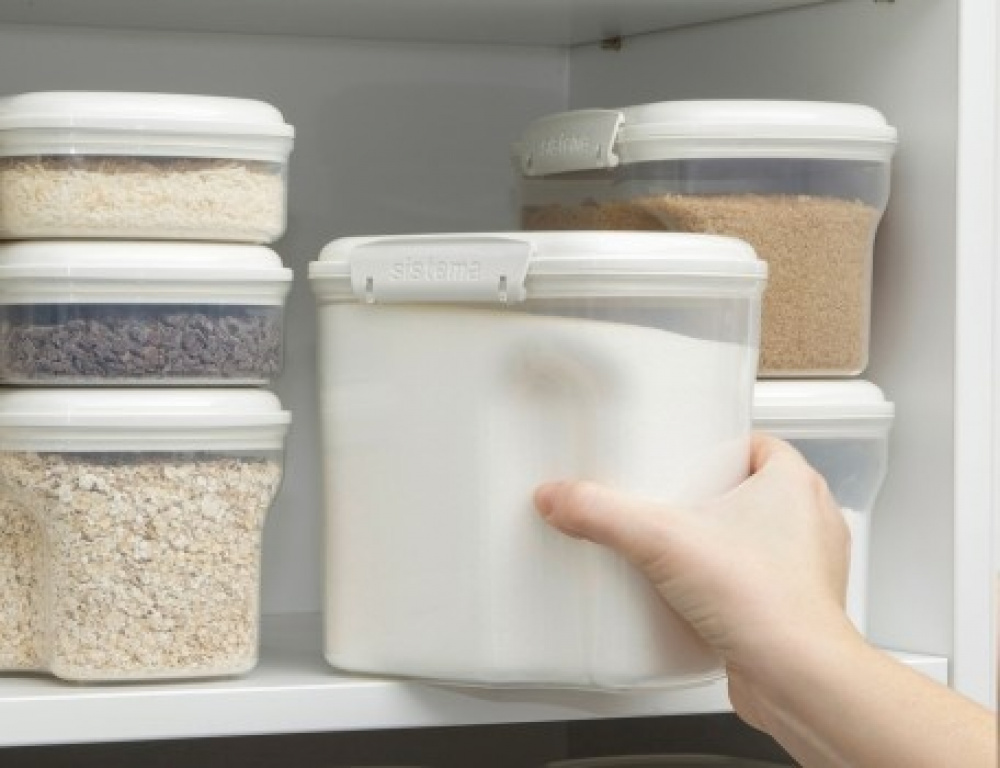 Burk, för mjöl, gryn mm, 2,4 L, Med skopa, BAKE IT, Transparent / Vit i gruppen Förvaring / Köksförvaring / Förvaringslådor och burkar / Sistema hos SmartaSaker.se (40330)