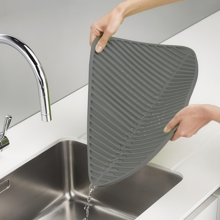 Diskmatta, FLUME LARGE FOLDING DRAINING MAT, 31,5 x 43,5 cm, Joseph Joseph, Mörkgrå i gruppen Förvaring / Köksförvaring / Diskställ och diskbänk hos SmartaSaker.se (40420)