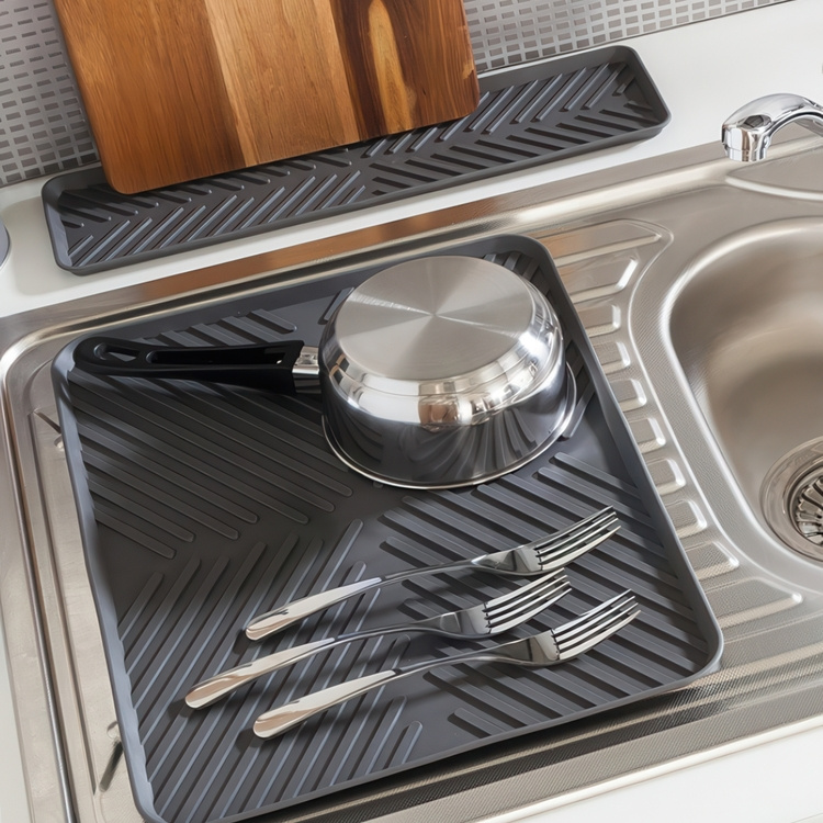 Diskmatta, med kanter, RECTANGULAR DRAINING MAT 40.5 x 30.5 cm Grå i gruppen Förvaring / Köksförvaring / Diskställ och diskbänk hos SmartaSaker.se (40422)