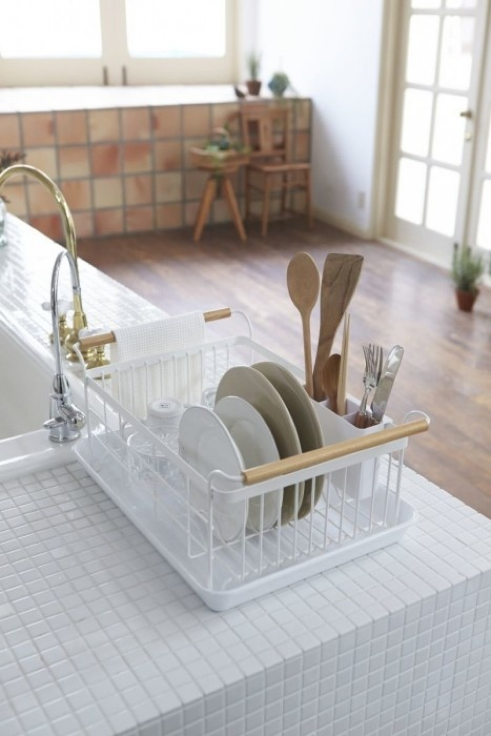 Diskställ med bricka, TOSCA DISH DRAINER, 47 x 33,5 x H 20 cm, Yamazaki, Vit i gruppen Förvaring / Köksförvaring / Diskställ och diskbänk hos SmartaSaker.se (40444)