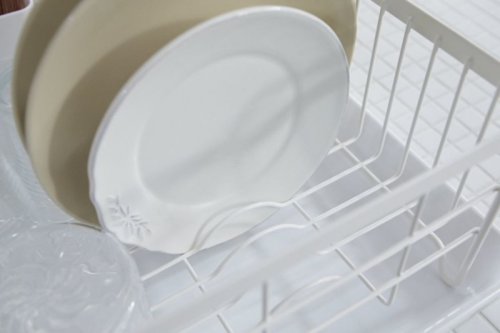 Diskställ med bricka, TOSCA DISH DRAINER, 47 x 33,5 x H 20 cm, Yamazaki, Vit i gruppen Förvaring / Köksförvaring / Diskställ och diskbänk hos SmartaSaker.se (40444)