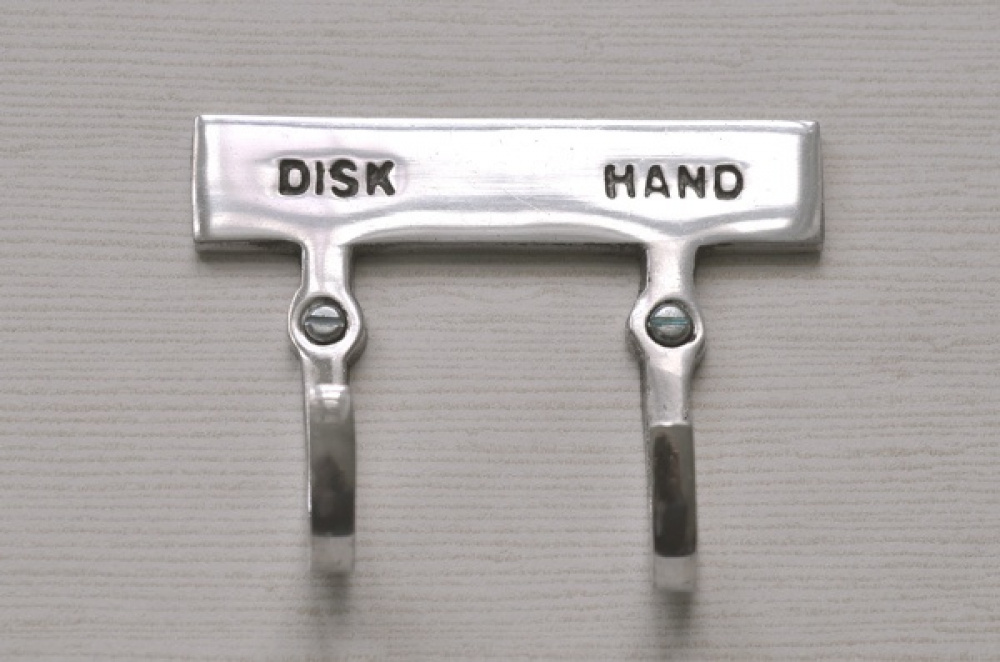 Dubbel krok med skylt, DISK & HAND, Exmez, Sandgjuten aluminium i gruppen Förvaring / Magneter och självhäftande hos SmartaSaker.se (40479)