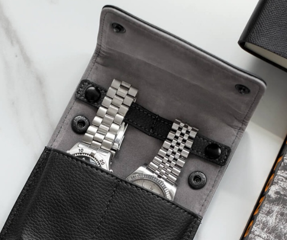 Fodral för 2 Klockor, STACKERS WATCH WRAP, 14,5 x 11 x 2,5 cm, Svart i gruppen Förvaring / Sovrumsförvaring / Klocklådor hos SmartaSaker.se (40606)