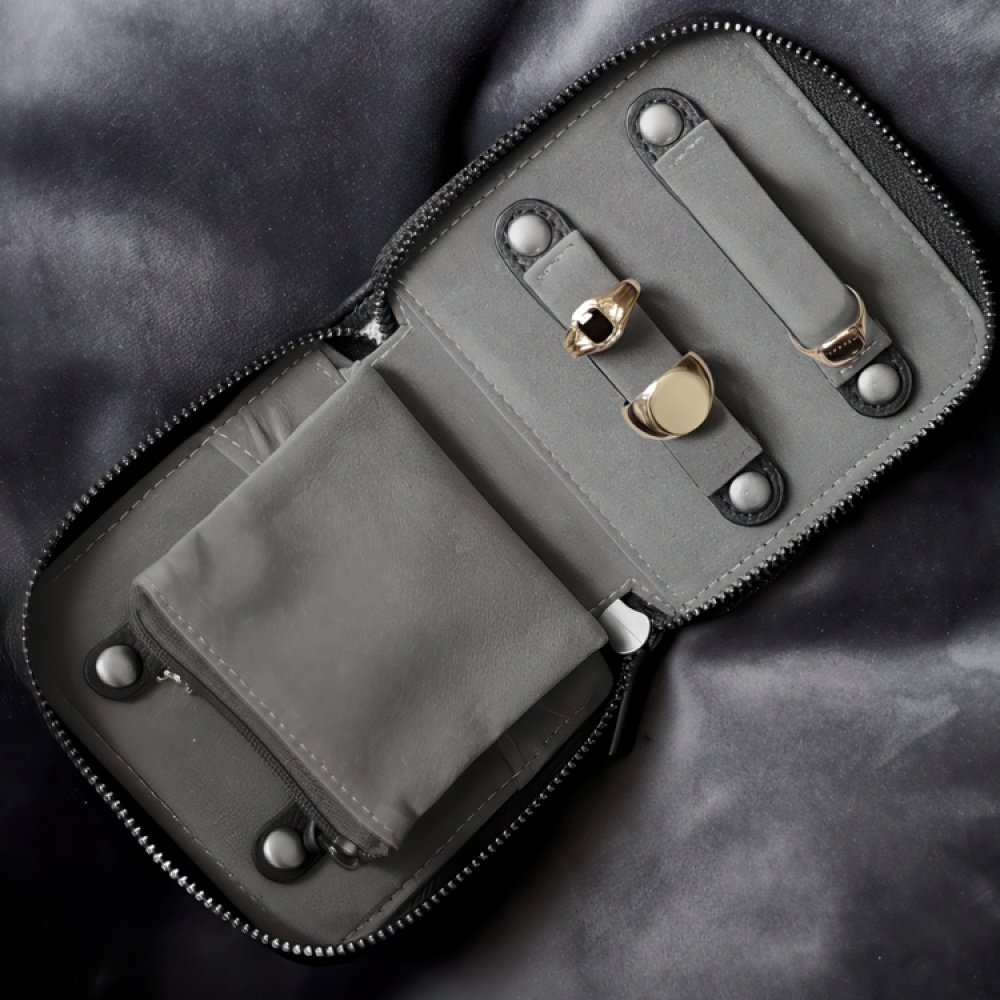 Fodral för smycken, STACKERS COMPACT JEWELLRY PURSE, 11 x 11 x 2,5 cm i gruppen Förvaring / Förvaring på resa / Smyckesförvaring för resa hos SmartaSaker.se (40612)