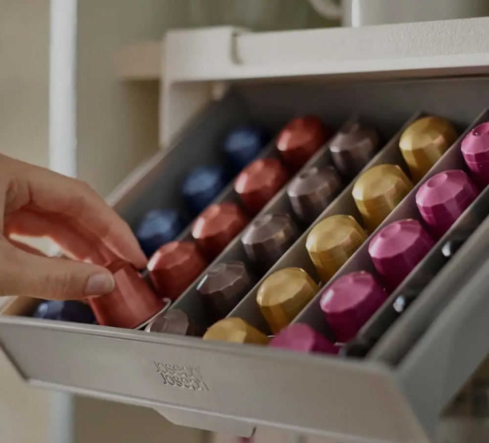 Förvaring av Kaffekapslar, Under Hylla, CUPBOARD STORE COFFEE POD DRAWER, Joseph Joseph, Grå i gruppen Förvaring / Köksförvaring / Organisera köksskåp / Under hyllan-förvaring hos SmartaSaker.se (40650)