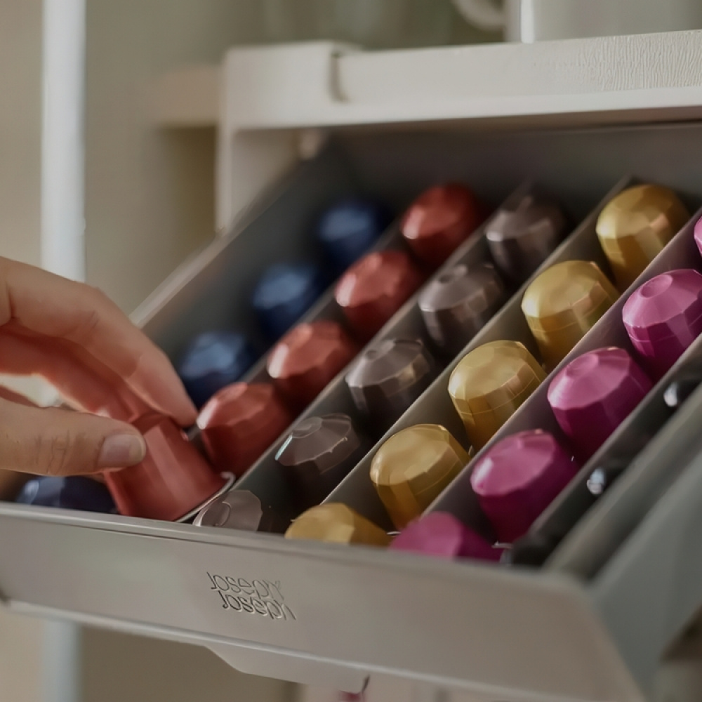 Förvaring av Kaffekapslar, Under Hylla, CUPBOARD STORE COFFEE POD DRAWER, Joseph Joseph, Grå i gruppen Förvaring / Köksförvaring / Organisera köksskåp / Under hyllan-förvaring hos SmartaSaker.se (40650)