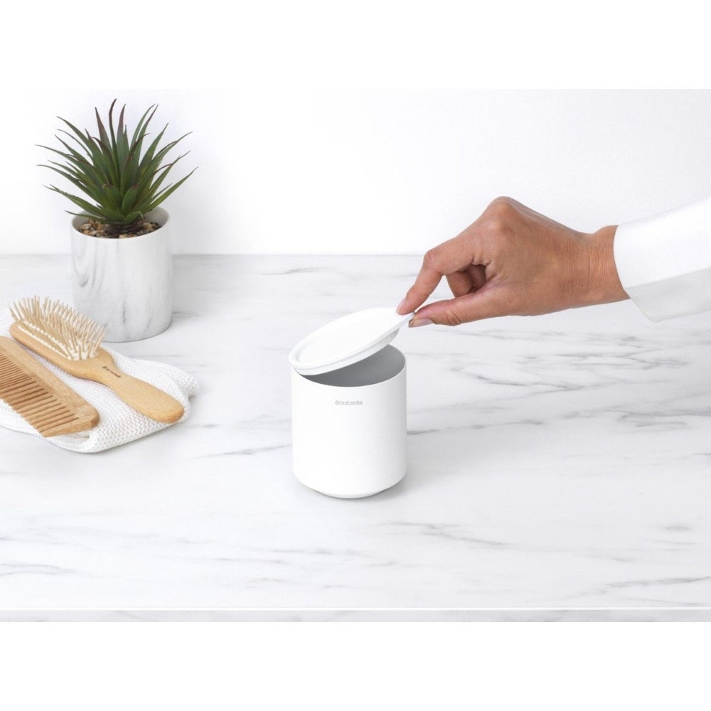 Förvaringsburk i metall, BRABANTIA MINDSET, Ø 8 x H 9,5 cm, Vit i gruppen Förvaring / Badrumsförvaring / Sminkförvaring hos SmartaSaker.se (40715)