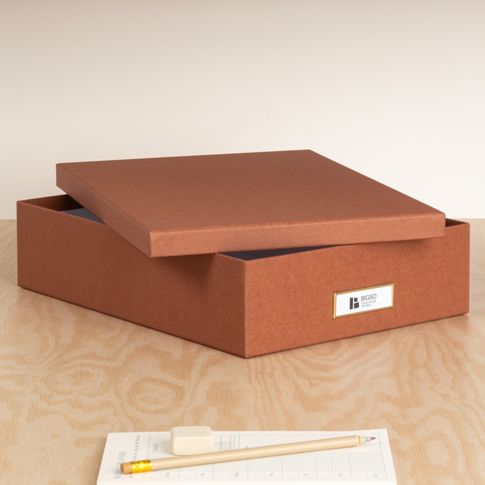 Förvaringslåda A4+, BIGSO OSKAR RESTORE, 35 x 26 x H 8,5 cm, Sienna i gruppen Förvaring / Förvaringslådor / BigSo förvaringslådor hos SmartaSaker.se (40786)