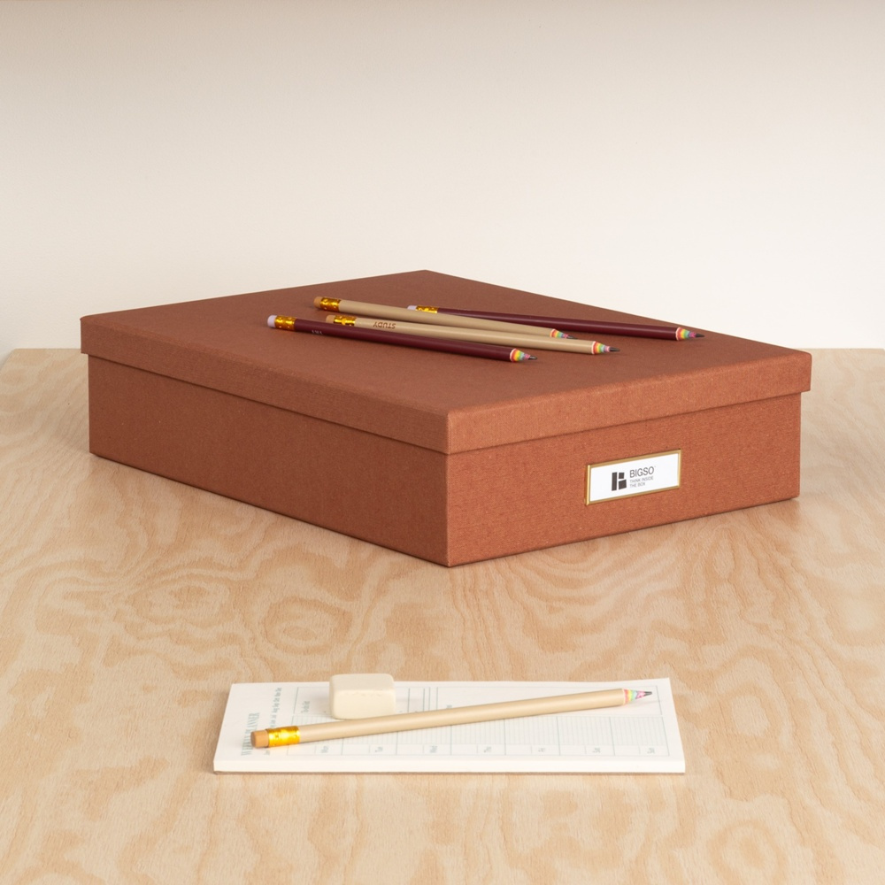 Förvaringslåda A4+, BIGSO OSKAR RESTORE, 35 x 26 x H 8,5 cm, Sienna i gruppen Förvaring / Förvaringslådor / BigSo förvaringslådor hos SmartaSaker.se (40786)