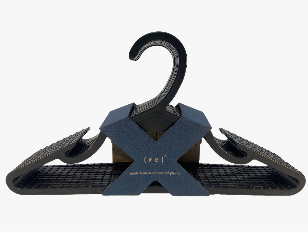 Galgar av återvunnen plast, 10 st, BIG PACK ( r e ) Ë£ OCEAN HANGERS, 42 cm, Svarta i gruppen Förvaring / Garderobsförvaring / Galgar och hängare hos SmartaSaker.se (40897)
