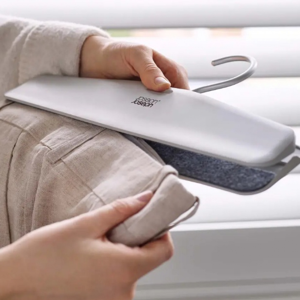 Galgar för byxor och kjolar, 2 st, ORDERLY EASY GRIP, Joseph Joseph, Grå-Beige i gruppen Förvaring / Garderobsförvaring / Galgar och hängare hos SmartaSaker.se (40900)