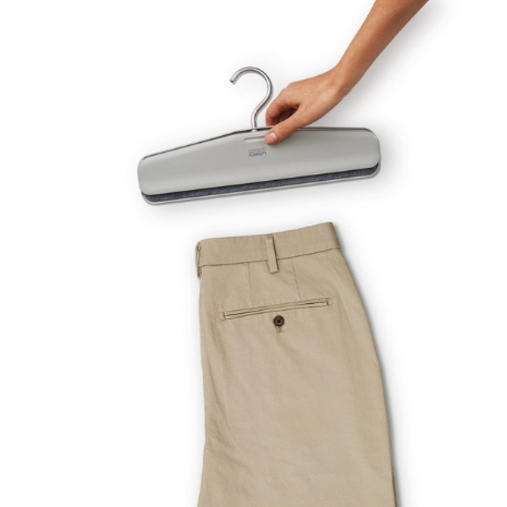 Galgar för byxor och kjolar, 2 st, ORDERLY EASY GRIP, Joseph Joseph, Grå-Beige i gruppen Förvaring / Garderobsförvaring / Galgar och hängare hos SmartaSaker.se (40900)
