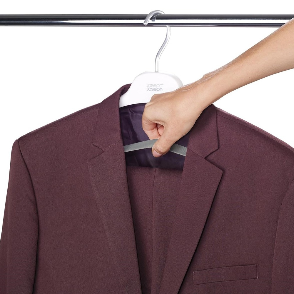 Galgar, 2 st, ORDERLY SUIT HANGERS, Joseph Joseph, 42 cm, Grå-Beige i gruppen Förvaring / Garderobsförvaring / Galgar och hängare hos SmartaSaker.se (40914)