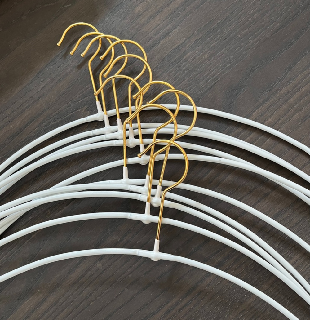 Galge för tröjor och T-Shirts, MAWA LIGHT OBERTEILBÃœGEL, 40 cm, Pärlvit / Guld i gruppen Förvaring / Garderobsförvaring / Galgar och hängare hos SmartaSaker.se (40953)