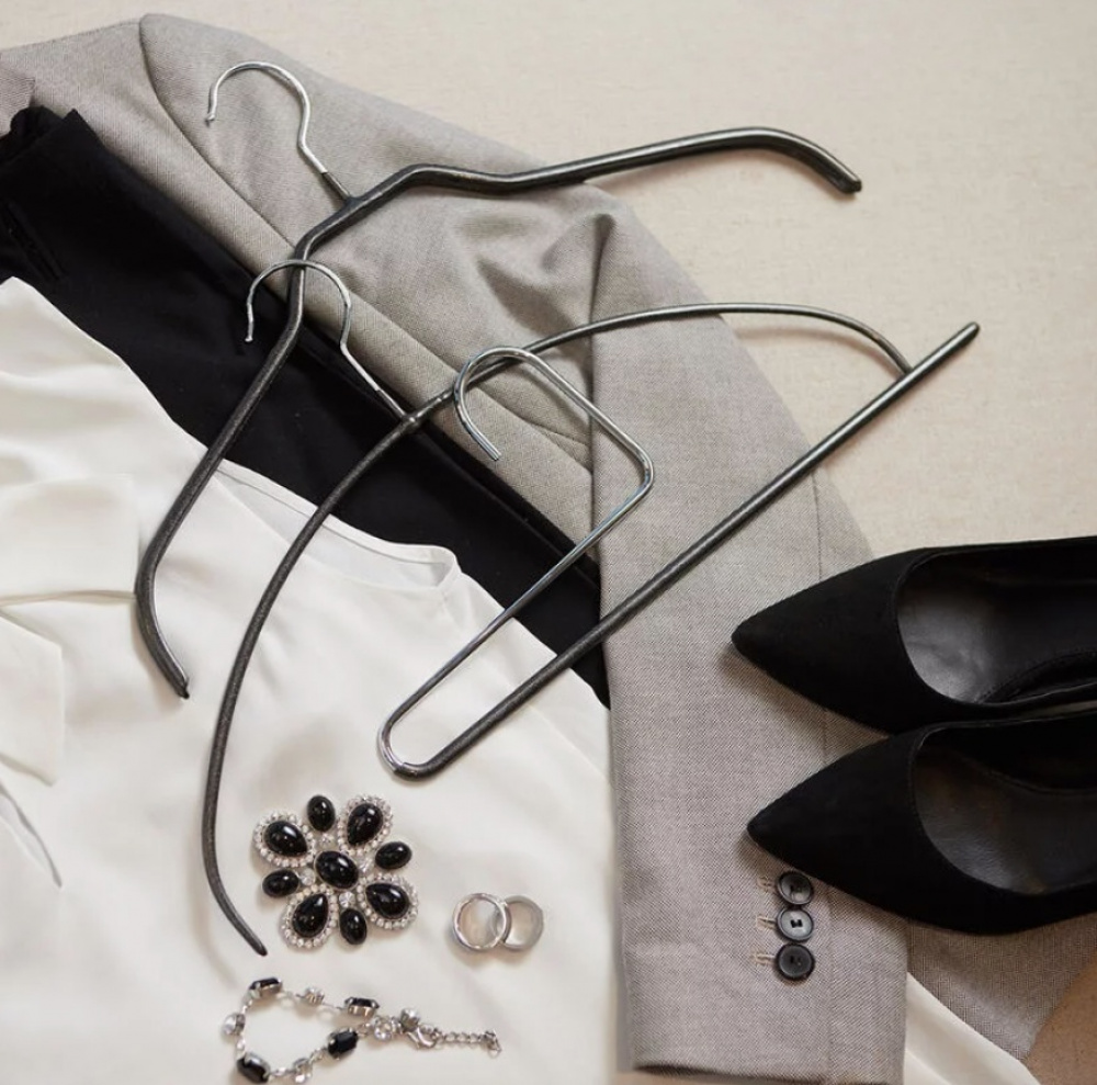 Halkfri galge, 42cm, Beige i gruppen Förvaring / Garderobsförvaring / Galgar och hängare hos SmartaSaker.se (40982-beige-gr)