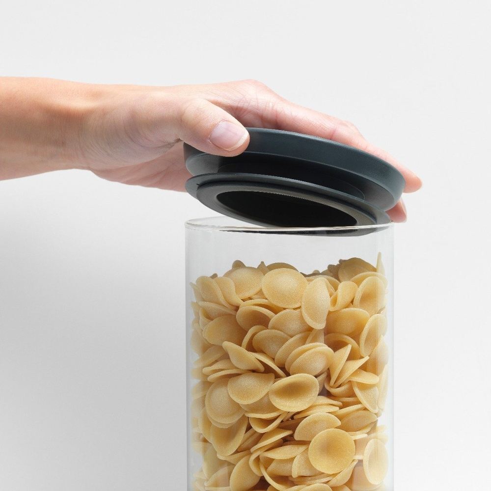 Glasburk 1,1L, STACKABLE LARGE JAR, Ø 10,4 x H 19 cm, Brabantia, Klar / Mörkgrå i gruppen Förvaring / Köksförvaring / Förvaringslådor och burkar hos SmartaSaker.se (41005)
