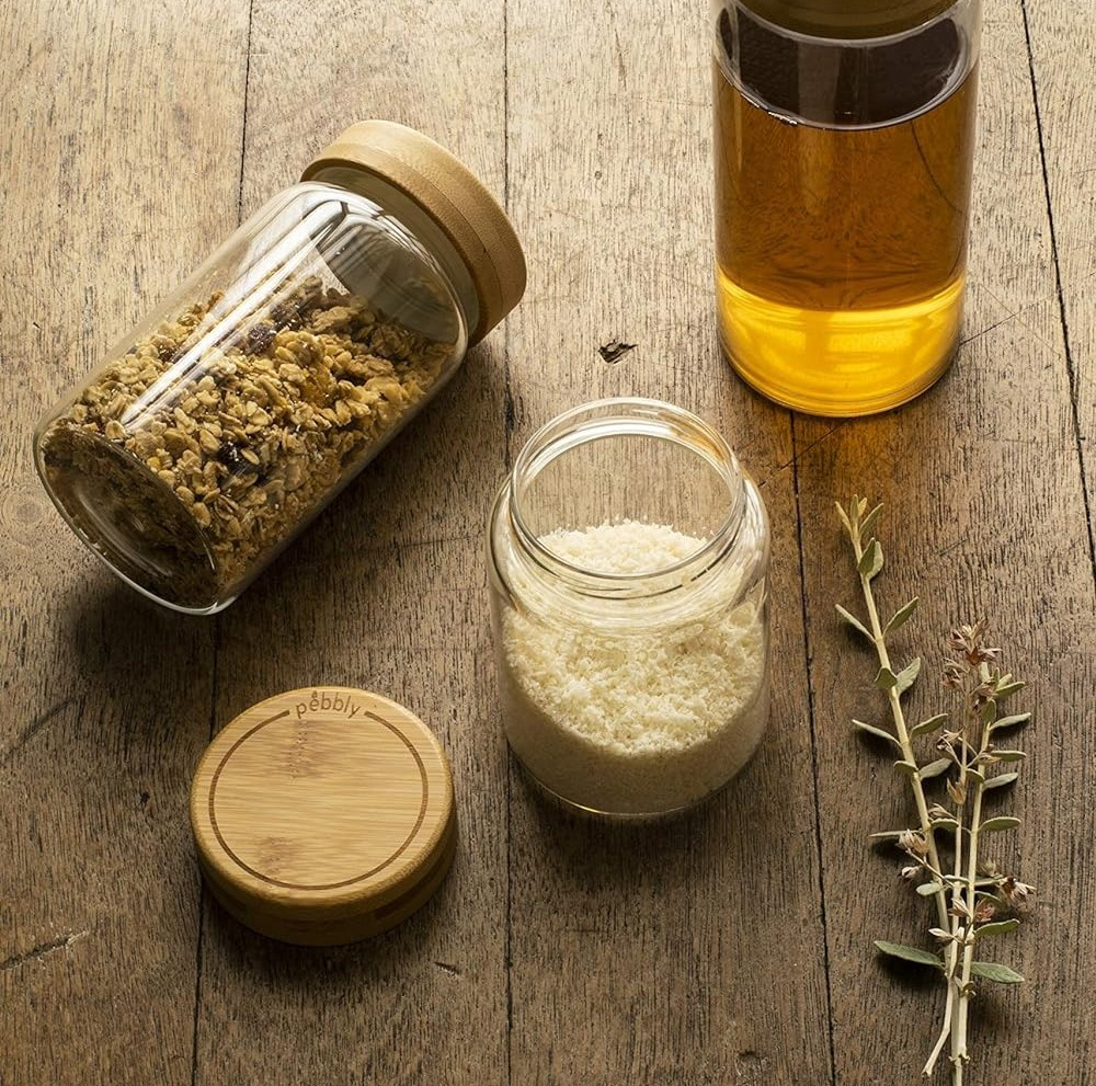 Glasburk med bambulock, 650 ml, PEBBLY MEDIUM ROUND POT, Ø 8,5 x H 17 cm, Klar / Natur i gruppen Förvaring / Köksförvaring / Matlådor / Glas hos SmartaSaker.se (41021)