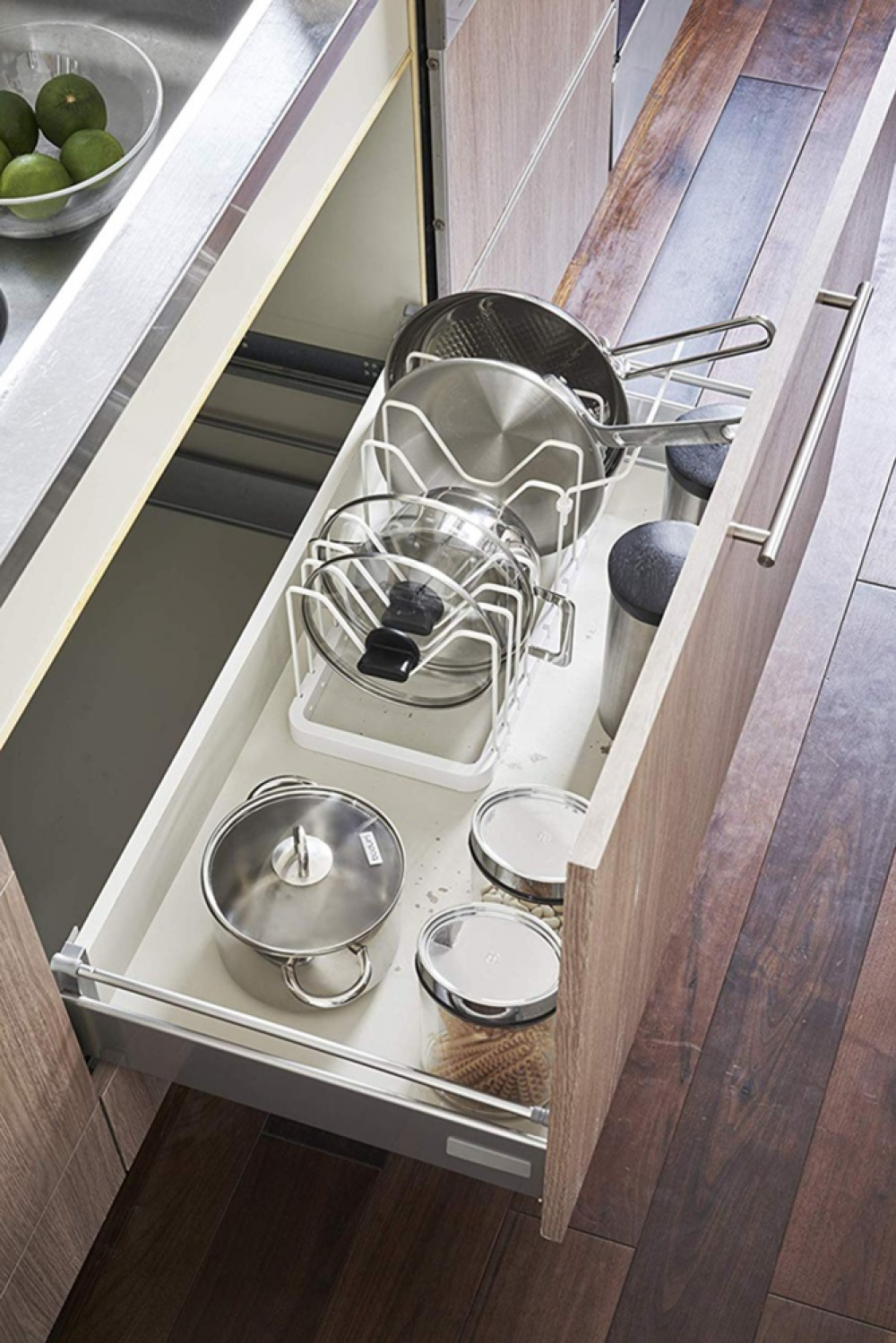 Grytlocks- & Stekpannsförvaring, Justerbar, TOWER, Yamazaki, Justerbar 45 - 82 cm, vit i gruppen Förvaring / Köksförvaring / Organisera köksskåp hos SmartaSaker.se (41047)