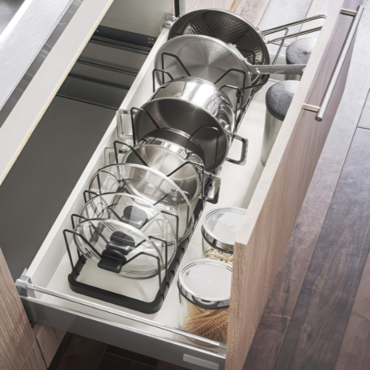 Grytlocks- & Stekpannsförvaring, TOWER, Yamazaki, Justerbar 45 - 82 cm, svart i gruppen Förvaring / Köksförvaring / Organisera köksskåp hos SmartaSaker.se (41049)