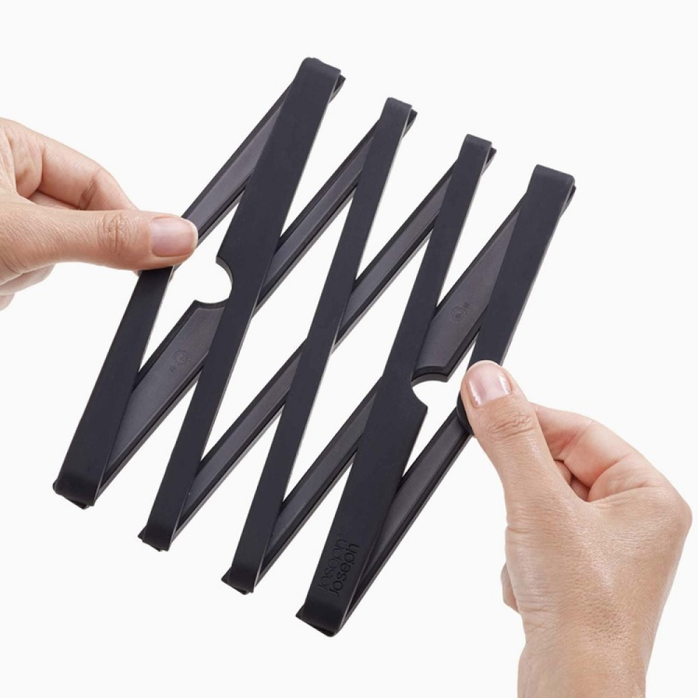 Grytunderlägg i Silikon, STRETCH EXTANDABLE POT STAND, Joseph Joseph, Svart i gruppen Förvaring / Köksförvaring hos SmartaSaker.se (41053)