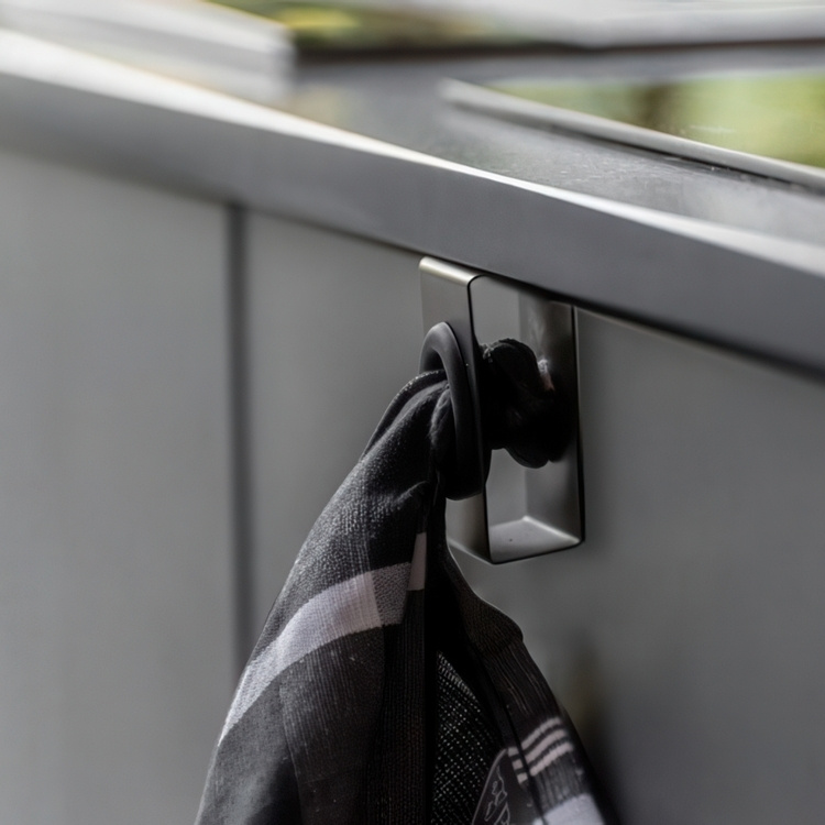 Handukshållare, över dörr, i metall, OUT DOOR, Svart i gruppen Förvaring / Köksförvaring / Organisera köksskåp / Krokar hos SmartaSaker.se (41067)