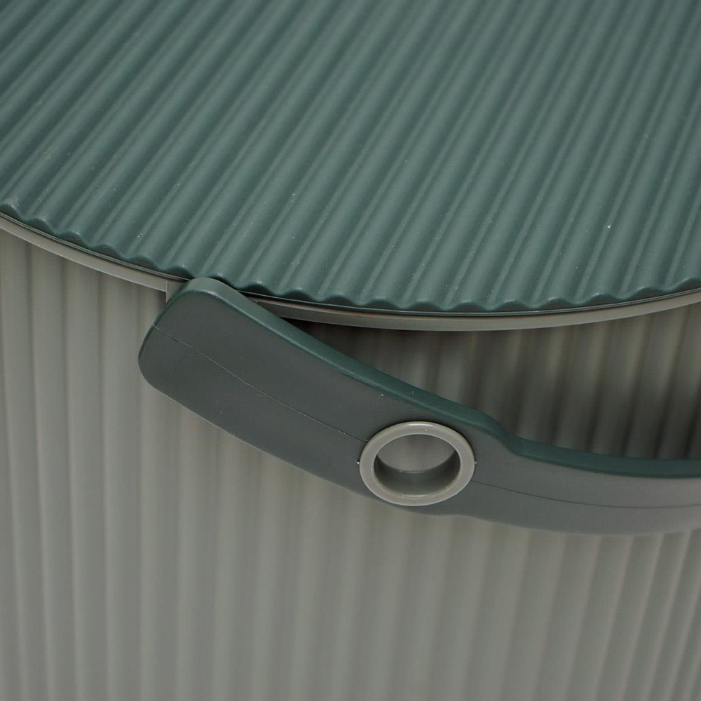 Hink / korg med lock, BAKED GREEN LARGE OMNIOUTIL, 20L, Grön / Mörkgrön i gruppen Förvaring / Förråd- och garageförvaring / Korgar och hinkar hos SmartaSaker.se (41080)