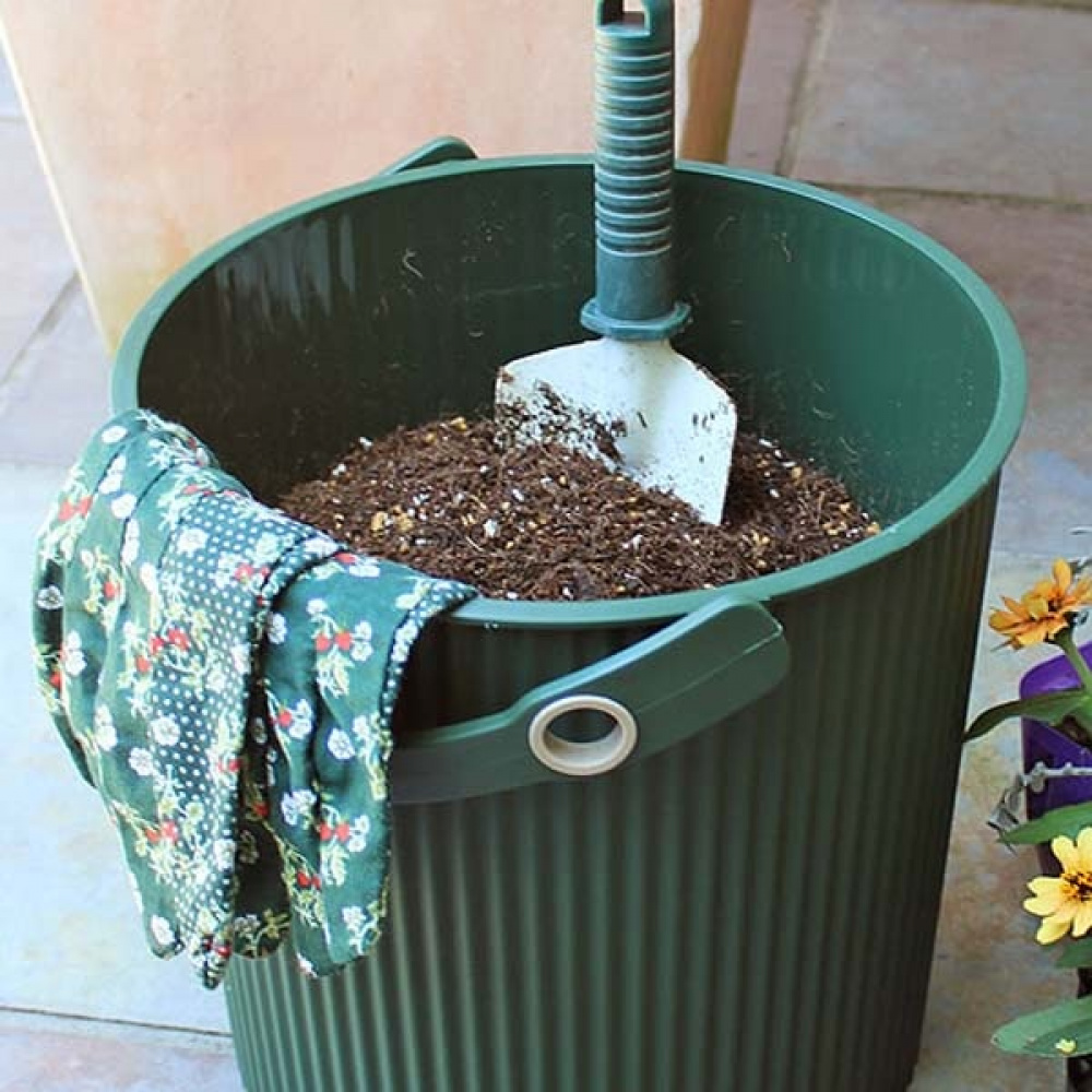 Hink / korg med lock, BAKED GREEN LARGE OMNIOUTIL, 20L, Grön / Mörkgrön i gruppen Förvaring / Förråd- och garageförvaring / Korgar och hinkar hos SmartaSaker.se (41080)