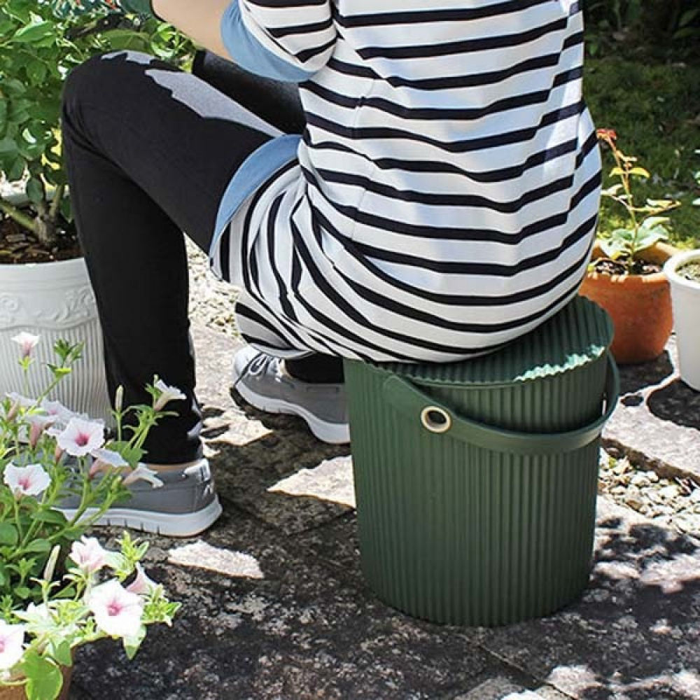 Hink / korg med lock, BAKED GREEN MEDIUM OMNIOUTIL, 10 L, Grön / Mörkgrön i gruppen Förvaring / Förråd- och garageförvaring / Korgar och hinkar hos SmartaSaker.se (41081)