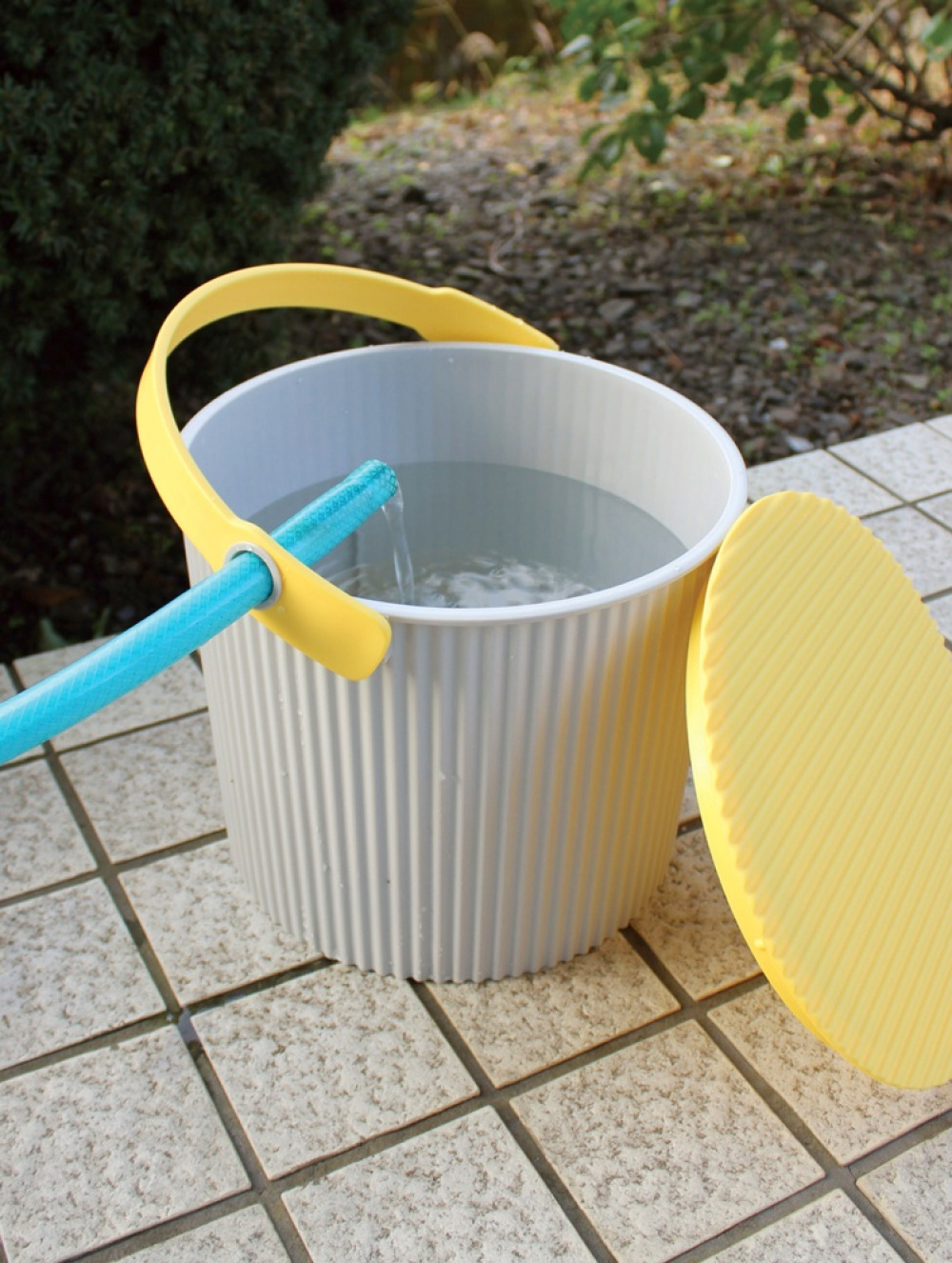 Hink / korg med lock, FRAICHAIR MEDIUM OMNIOUTIL, 10 L, Grå / gul i gruppen Förvaring / Förråd- och garageförvaring / Korgar och hinkar hos SmartaSaker.se (41102)