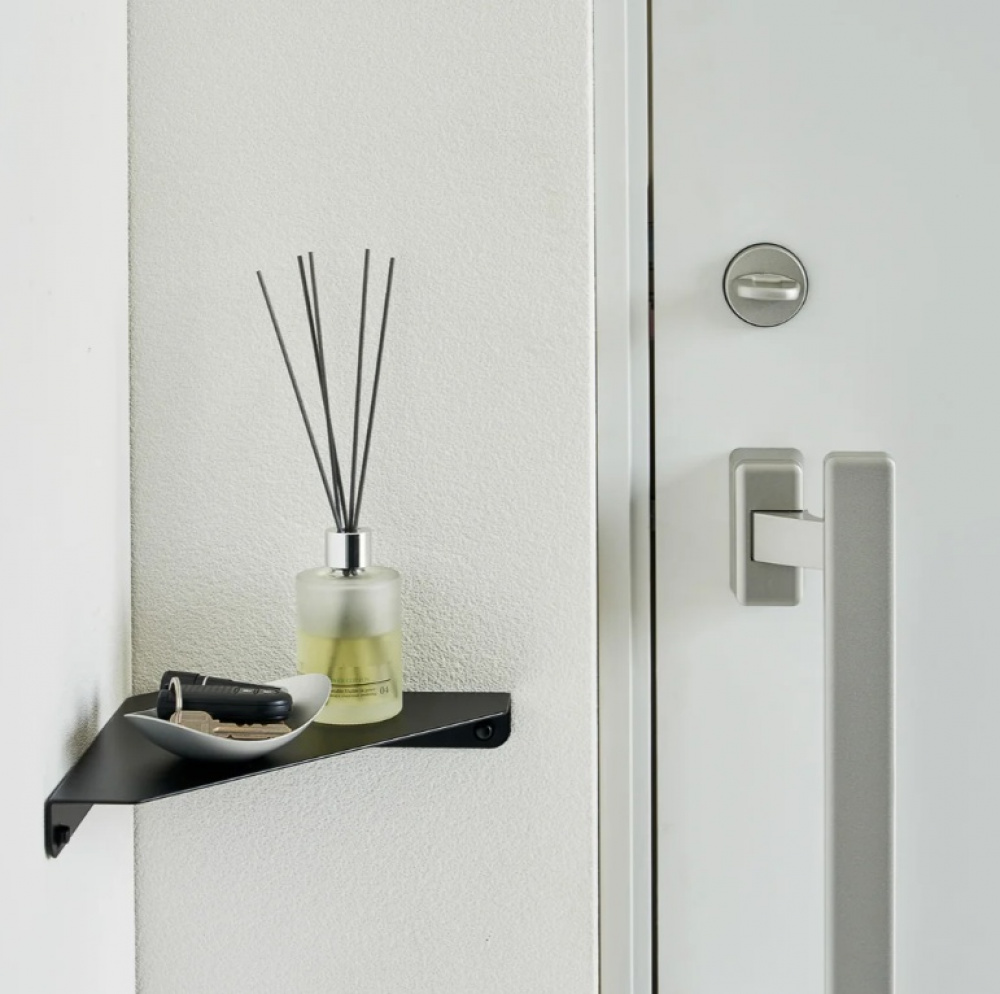Hylla i metall, För hörn, TOWER CORNER SHELF, Yamazaki, Svart i gruppen Förvaring / Sovrumsförvaring hos SmartaSaker.se (41183)