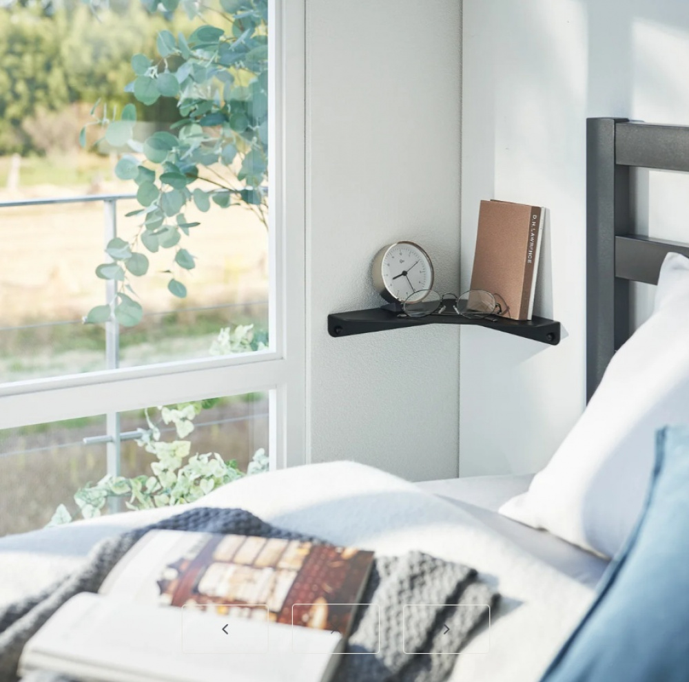 Hylla i metall, För hörn, TOWER CORNER SHELF, Yamazaki, Svart i gruppen Förvaring / Sovrumsförvaring hos SmartaSaker.se (41183)