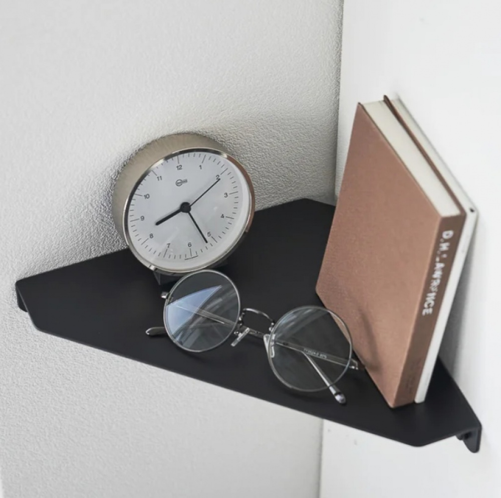 Hylla i metall, För hörn, TOWER CORNER SHELF, Yamazaki, Svart i gruppen Förvaring / Sovrumsförvaring hos SmartaSaker.se (41183)