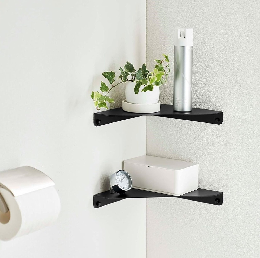 Hylla i metall, För hörn, TOWER CORNER SHELF, Yamazaki, Svart i gruppen Förvaring / Sovrumsförvaring hos SmartaSaker.se (41183)