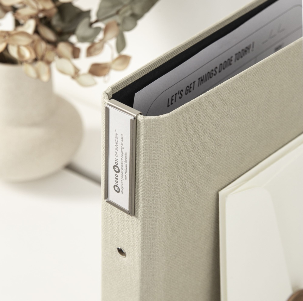 Hållare för etiketter i metall, 4 st, BIGSO VERTICAL LABEL HOLDER, 2,3 x H 6,8 cm, Soft gold i gruppen Förvaring / Magneter och självhäftande / Skyltar och etiketter hos SmartaSaker.se (41203)