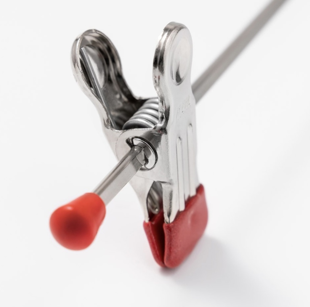 Kjolgalge i metall, 30cm, Röd i gruppen Förvaring / Garderobsförvaring / Galgar och hängare / Metallgalgar hos SmartaSaker.se (41358-silver-rd)