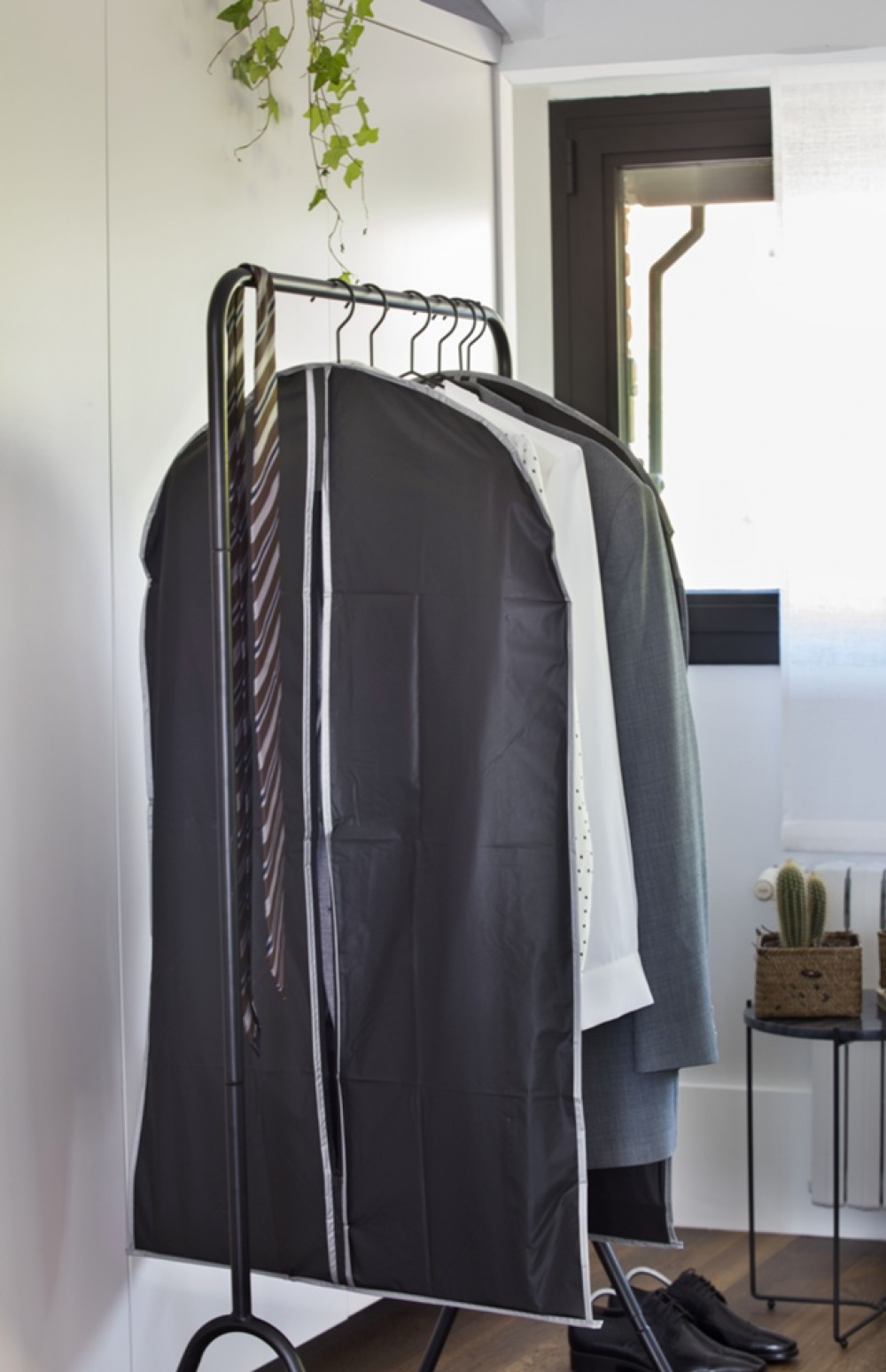 Klädöverdrag, Lång URBAN BLACK, 60 x H 137 cm, Svart i gruppen Förvaring / Garderobsförvaring / Klädgarderober hos SmartaSaker.se (41437)