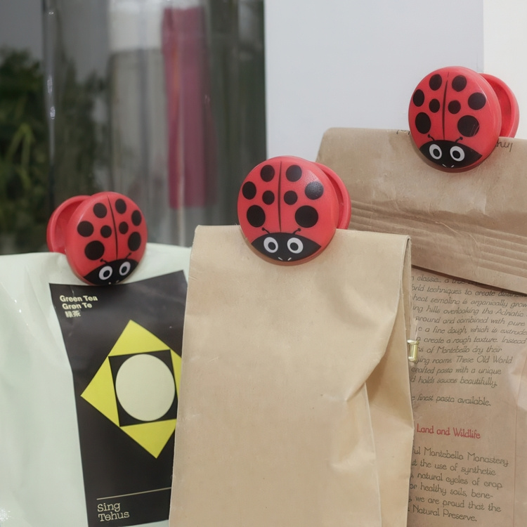 Klämmor, Nyckelpigor, 6 st, LADYBUG BAG CLIPS, Kikkerland, Röd / Svart i gruppen Förvaring / Köksförvaring hos SmartaSaker.se (41461)