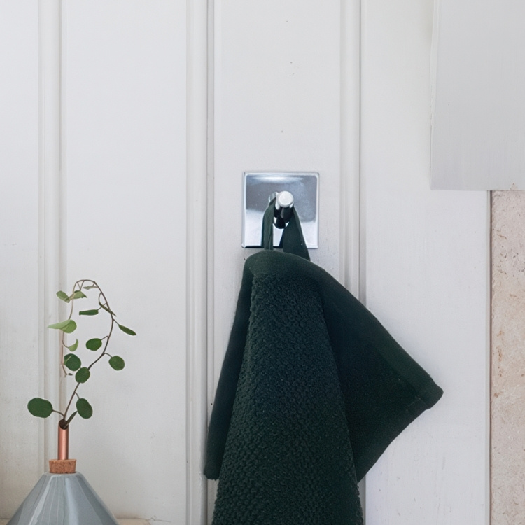 Krok, Självhäftande, Fyrkantig, BESLAGSBODEN, 4,5 x 4,5 cm i gruppen Förvaring / Magneter och självhäftande / Självhäftande krokar hos SmartaSaker.se (41533)
